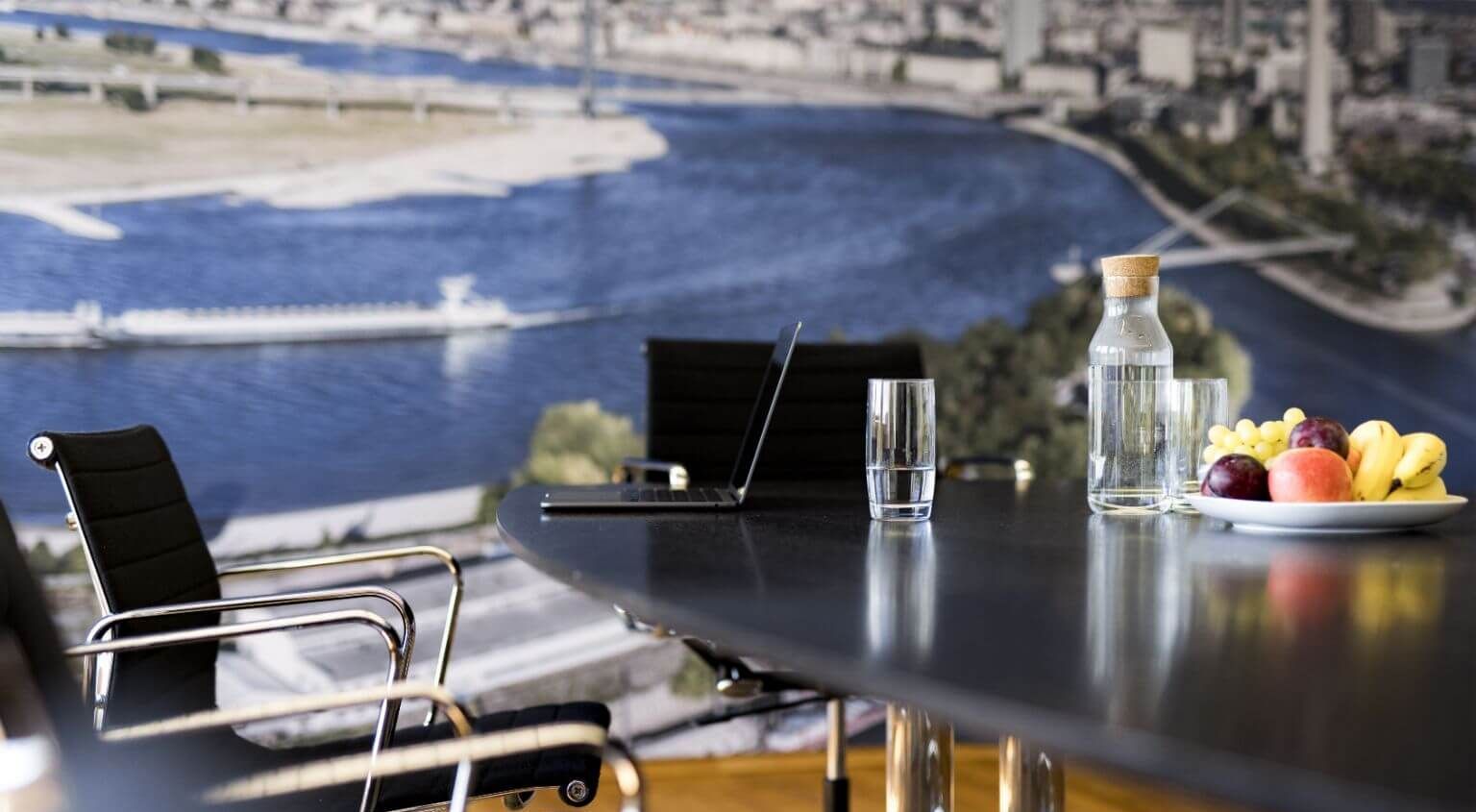 Konferenzraum mit Foto vom Rhein und Düsseldorf