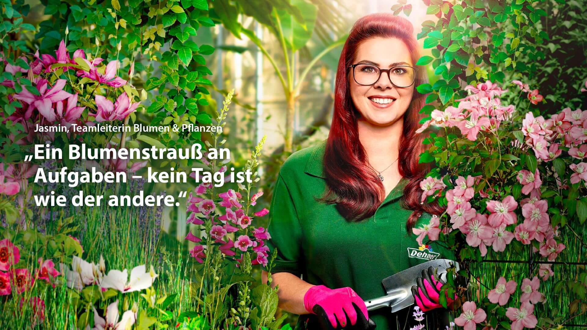 Keyvisual von Dehner, eine Mitarbeiterin mit Gärtnerhandschuhen im Grünen